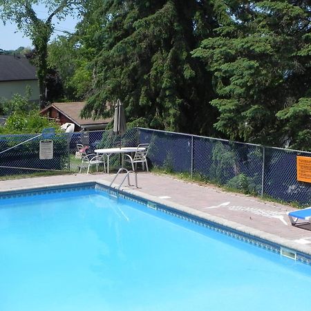 Merland Park Cottages And Motel بيكتون المظهر الخارجي الصورة