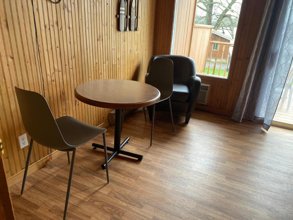 Merland Park Cottages And Motel بيكتون المظهر الخارجي الصورة